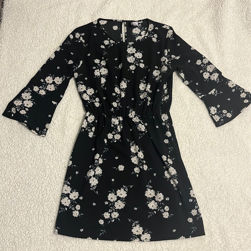 Size 10 dress. Mid length sleeves, comes to just above my knees (i am 5’2”)
